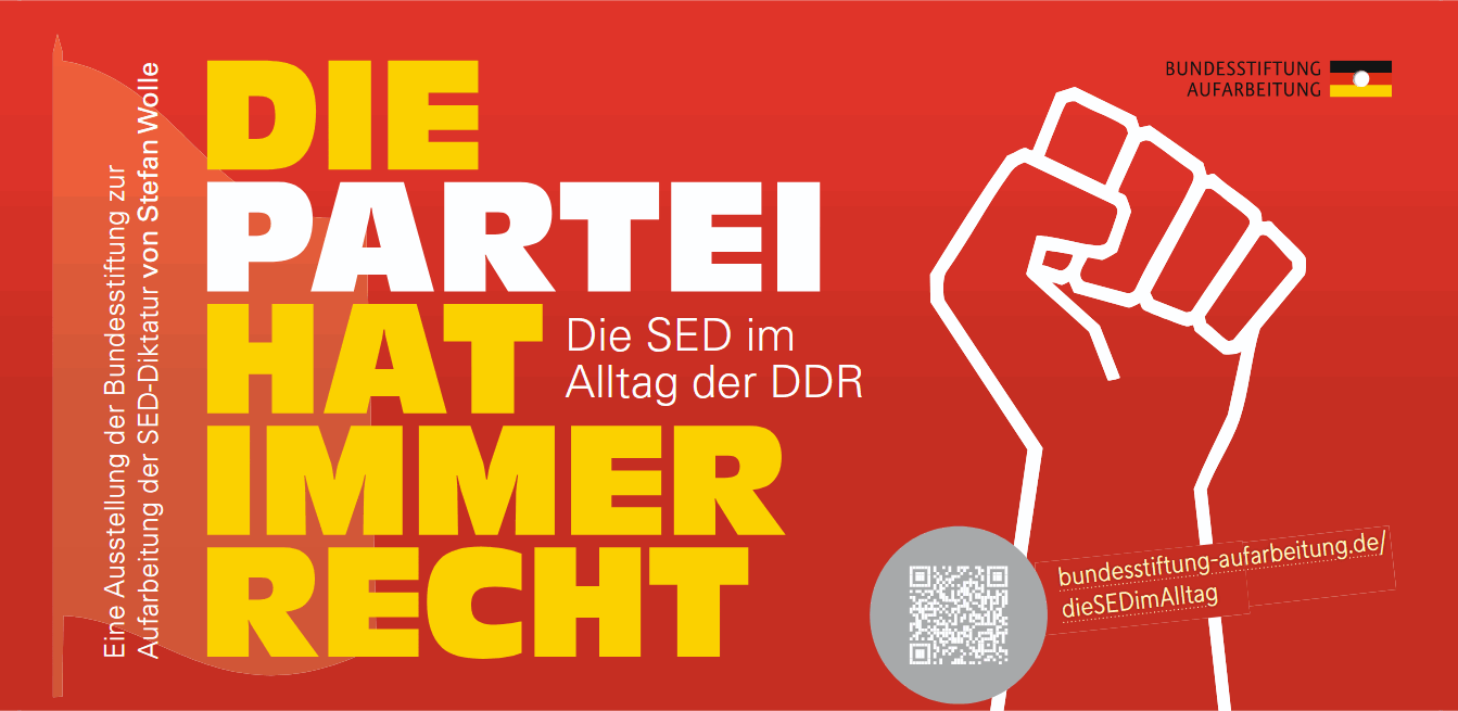 Die Partei hat immer recht. Die SED im Alltag der DDR. Gelber und weißer Text auf rotem Hintergrund links. Rechts: Kampffaust