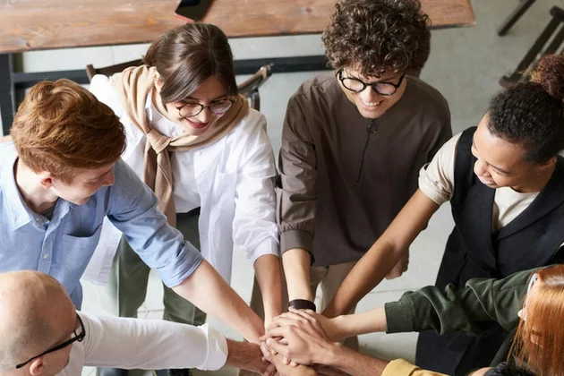 Menschen, die sich die Hände geben