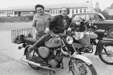 Bild aus dem Film "Die Unbeugsamen 2": Zwei Frauen auf einem Motorrad