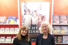 Dörte Grimm & Sabine Michel vor Bücherwand