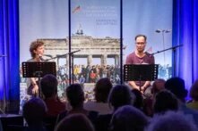 Szenische Lesung Oktoberfühling, 1989 - Kaleidoskop einer Revolution. Zwei Frauen, zwei Männer auf der Bühne vor Publikum 