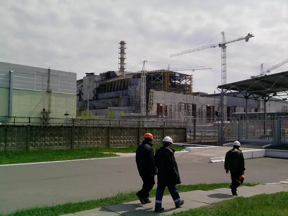 Arbeiter vor dem Katastrophenreaktor im April 2015 - Der Reaktor erhält derzeit eine neue Schutzhülle Arbeiter vor dem Katastrophenreaktor im April 2015 - Der Reaktor erhält derzeit eine neue Schutzhülle